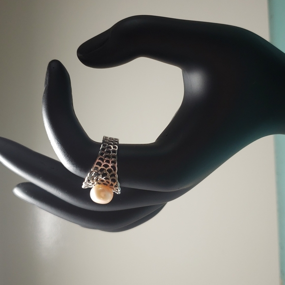 Beautiful Sterling Silver 925 Ring With Large Cream Freshwater pearl, adjustable - Picture 2 of 4